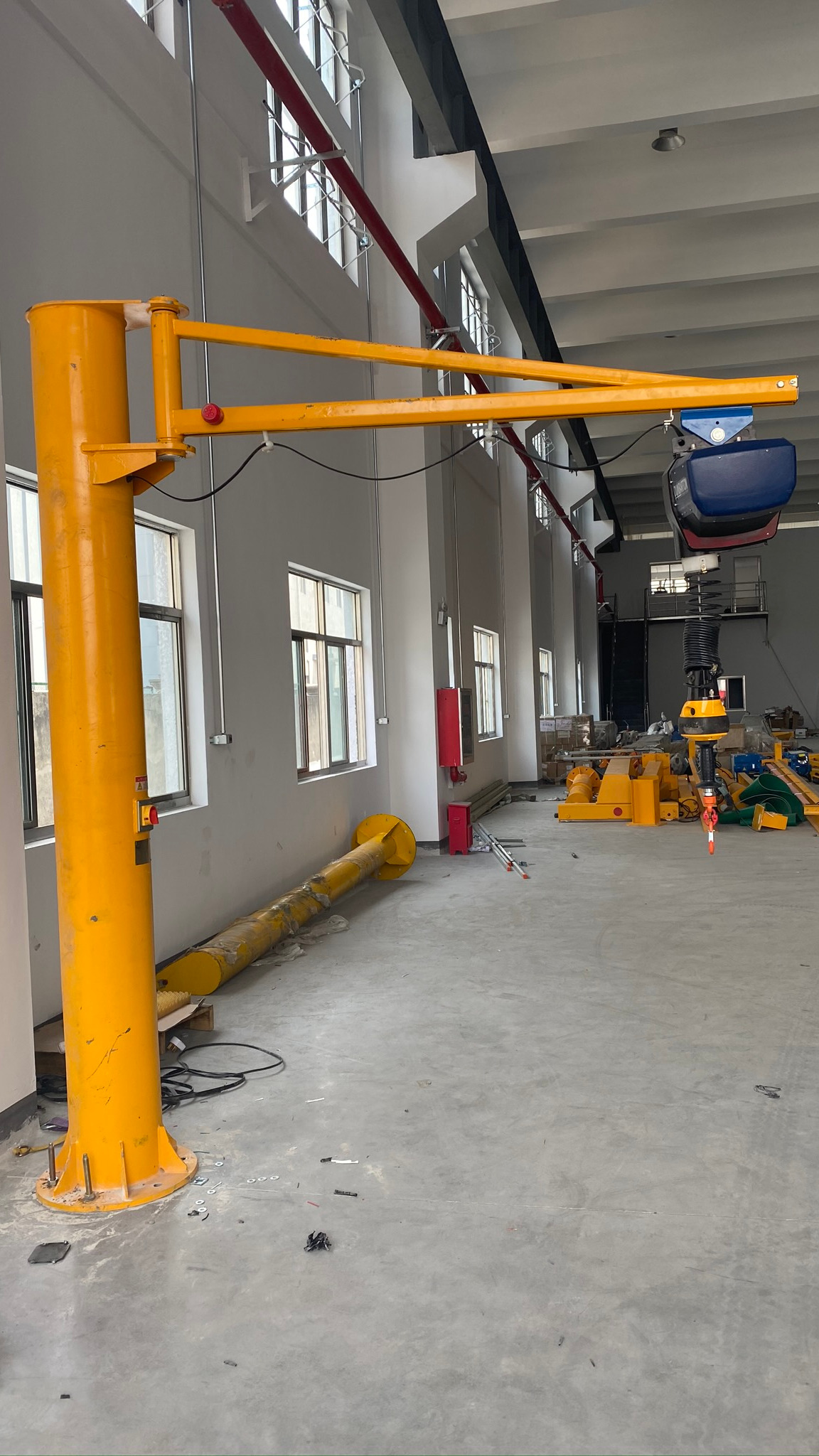 360度旋轉懸臂吊與單梁起重機 輕松吊運的工業雙雄